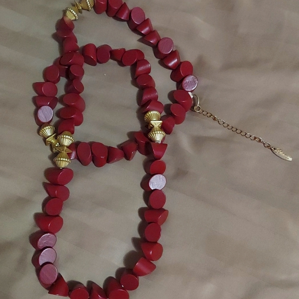 Plunder long burgundy necklace